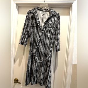 Black and white print, button front, 2 flapped buttoned pockets , sash. #16